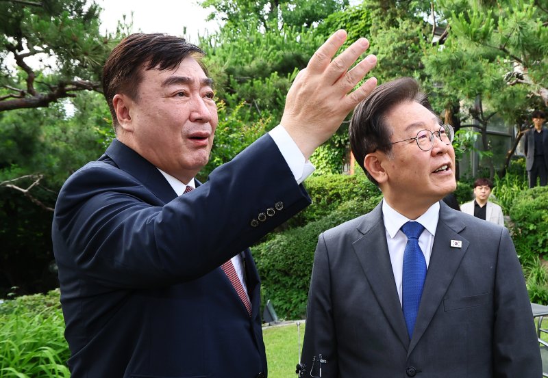 이재명 대통령이 더불어민주당 대표 시절인 2023년 6월 성북구 중국대사관저를 방문해 싱하이밍 주한중국대사와 관저를 둘러보고 있는 모습. 2023.6.8/뉴스1 ⓒ News1 국회사진취재단