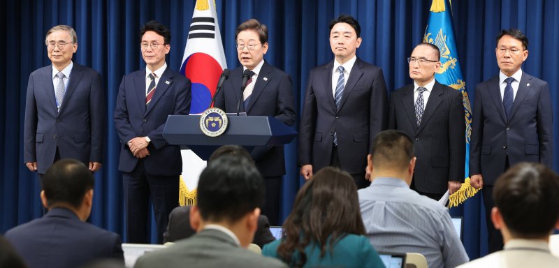 이재명 대통령이 4일 서울 용산구 대통령실 청사 브리핑룸에서 국무총리와 국정원장, 대통령 비서실장 등 인선발표를 하고 있다. 2025.6.4/뉴스1 ⓒ News1 허경 기자