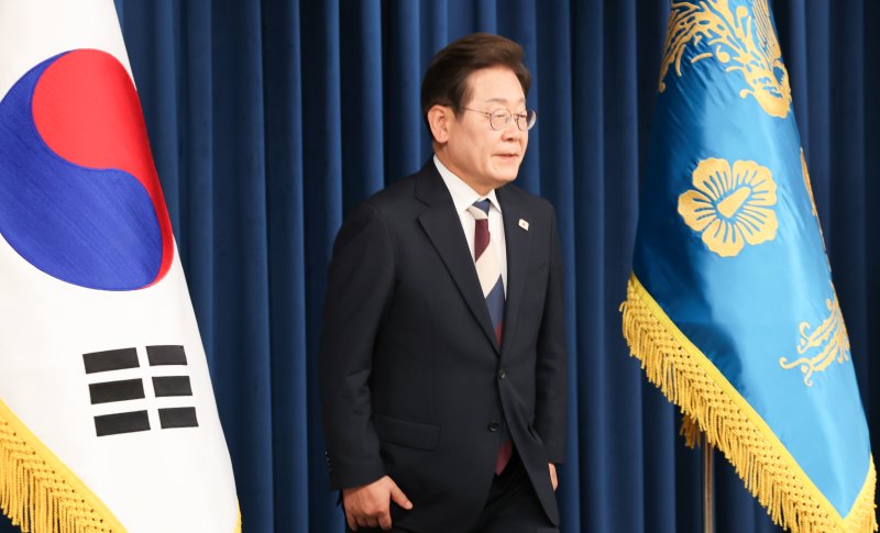 이재명 대통령이 4일 서울 용산구 대통령실 청사 브리핑룸에서 국무총리와 국정원장, 대통령 비서실장 등 인선발표를 하기 위해 입장하고 있다. 국2025.6.4/뉴스1 ⓒ News1 허경 기자