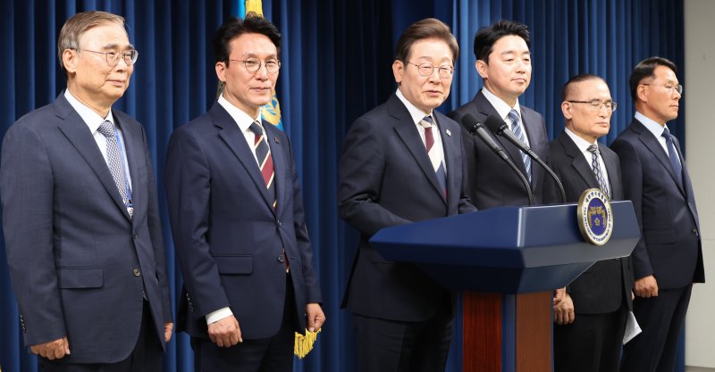 이재명 대통령이 4일 서울 용산구 대통령실 청사 브리핑룸에서 국무총리와 국정원장, 대통령 비서실장 등 인선발표를 하고 있다. 2025.6.4/뉴스1 ⓒ News1 허경 기자