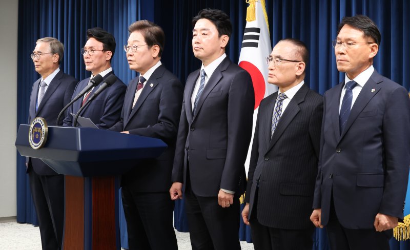 이재명 대통령이 4일 서울 용산구 대통령실 청사 브리핑룸에서 국무총리와 국정원장, 대통령 비서실장 등 인선발표를 하고 있다. 2025.6.4/뉴스1 ⓒ News1 허경 기자