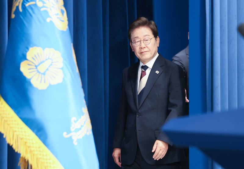 이재명 대통령이 4일 서울 용산구 대통령실 청사 브리핑룸에서 국무총리와 국정원장, 대통령 비서실장 등 인선발표를 하기 위해 입장하고 있다. 2025.6.4/뉴스1 ⓒ News1 허경 기자