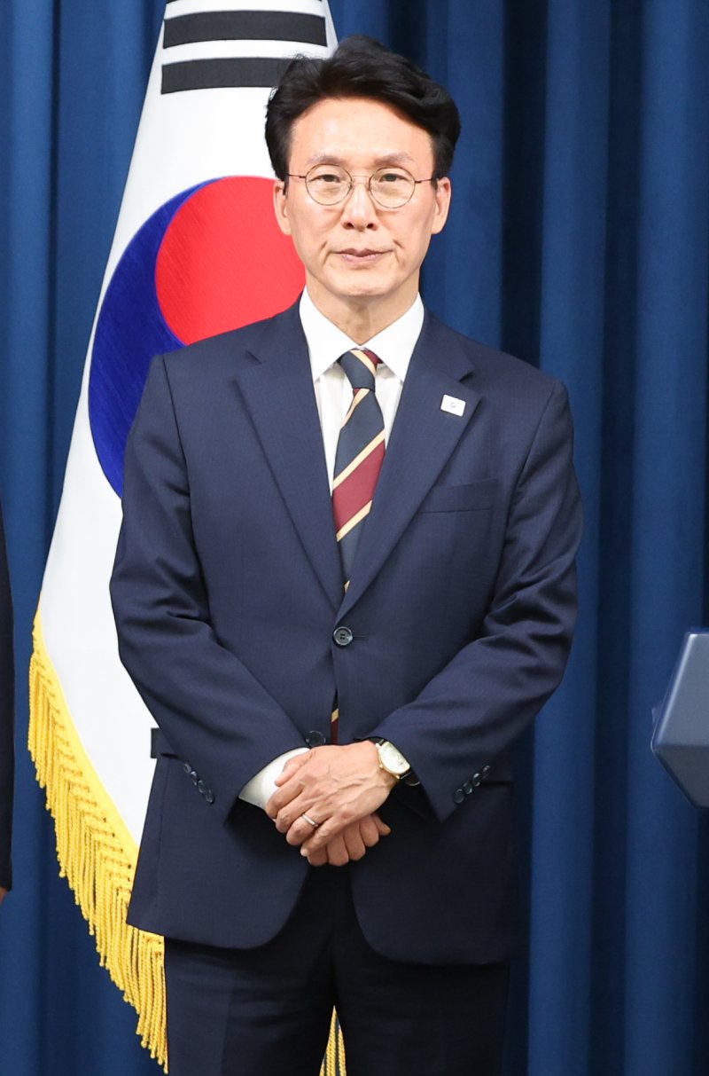 이재명 정부 첫 대통령실 국무총리 후보자로 임명된 김민석 더불어민주당 의원이 4일 서울 용산구 대통령실 청사 브리핑룸에서 열린 인선 발표에 참석해 있다. 2025.6.4/뉴스1 ⓒ News1 허경 기자