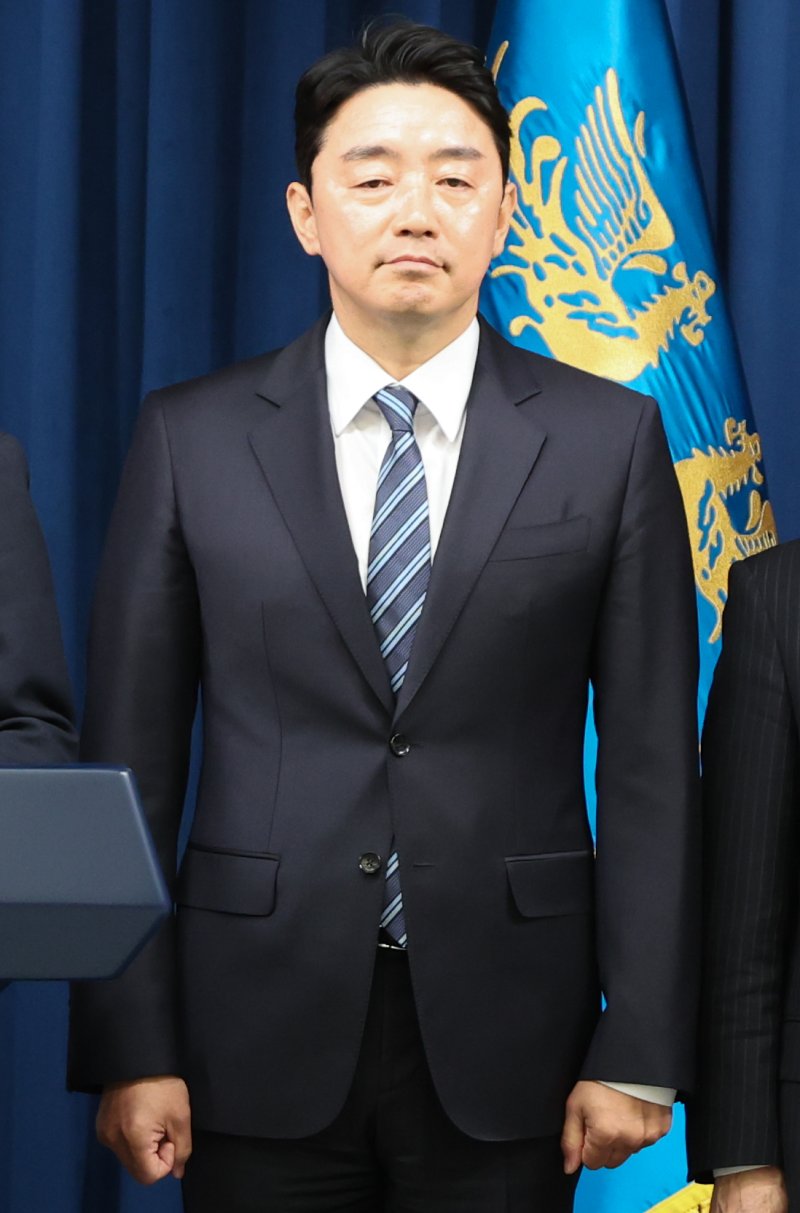 이재명 정부 첫 대통령 비서실장으로 임명된 강훈식 더불어민주당 의원이 4일 서울 용산구 대통령실 청사 브리핑룸에서 열린 인선 발표에 참석해 있다. 2025.6.4/뉴스1 ⓒ News1 허경 기자