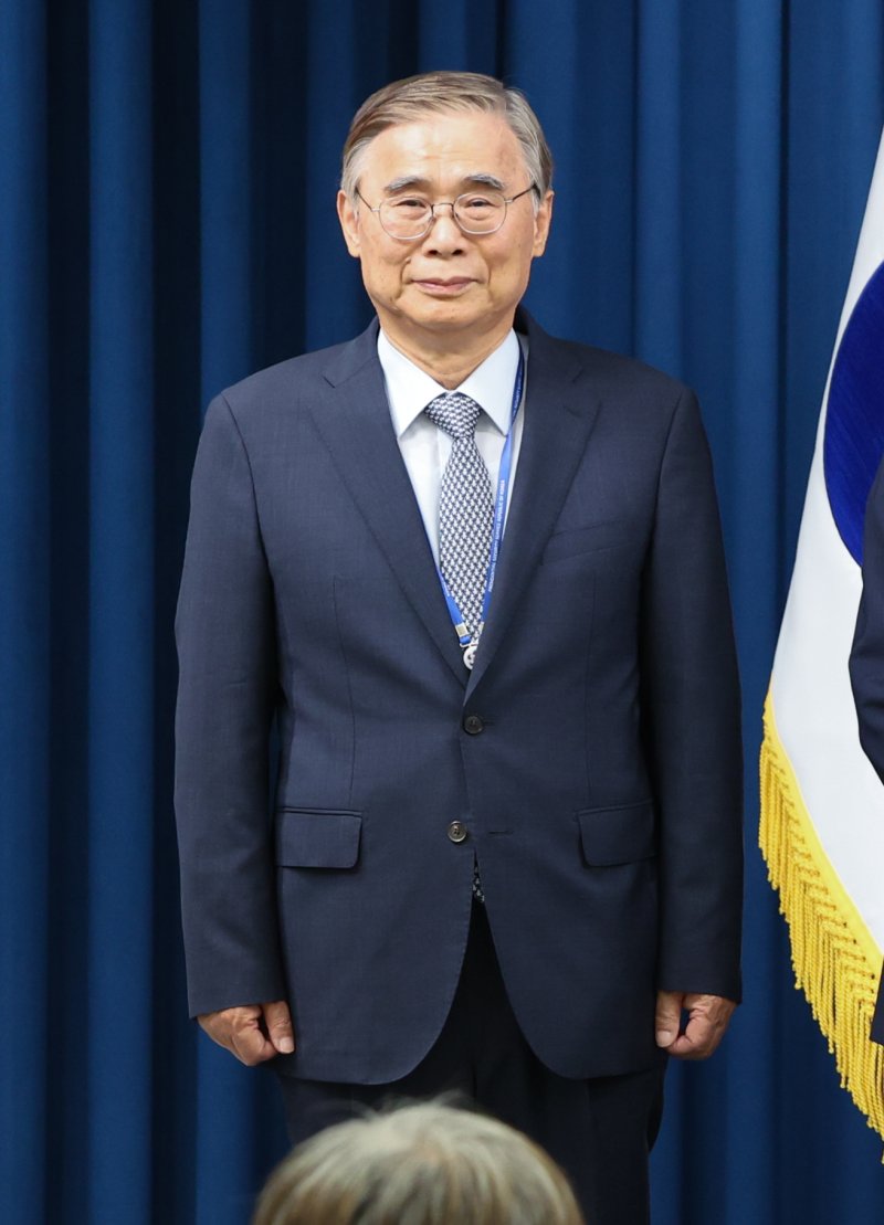 이재명 정부 첫 국가정보원장 후보자로 임명된 이종석 전 통일부 장관이 4일 서울 용산구 대통령실 청사 브리핑룸에서 열린 인선 발표에 참석해 있다. 2025.6.4/뉴스1 ⓒ News1 허경 기자