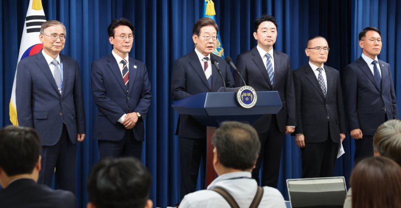 이재명 대통령이 4일 서울 용산구 대통령실 청사 브리핑룸에서 국무총리와 국정원장, 대통령 비서실장 등 인선발표를 하고 있다. 2025.6.4/뉴스1 ⓒ News1 허경 기자