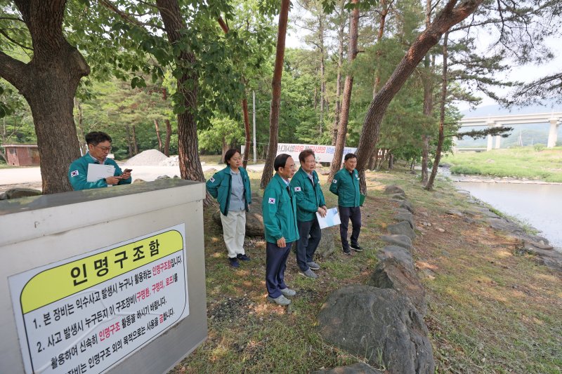 심민 전북 임실군수(앞줄 왼쪽 첫번째)가 덕치면 섬안, 강변사리캠핑장 앞 하천을 점검하고 있다.(임실군제공. 재판매 및 DB금지)2025.6.4/뉴스1
