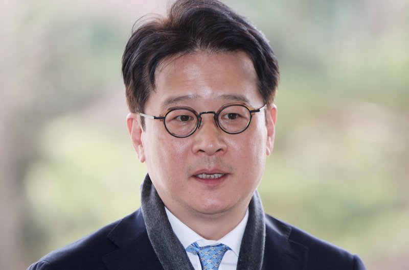 [서울=뉴시스] 김명년 기자 = 헌법재판소에서 탄핵소추안이 기각되면서 직무에 복귀한 이창수 중앙지검장이 지난 3월 13일 오후 서울 서초구 서울중앙지방검찰청으로 출근하며 입장을 밝히고 있다 2025.03.13. kmn@newsis.com