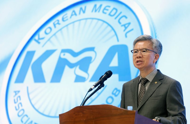 [서울=뉴시스] 홍효식 기자 = 김택우 대한의사협회(의협) 회장이 4일 오후 서울 용산구 의협에서 '새 대통령에게 바랍니다' 대한의사협회 기자회견을 하고 있다. 2025.06.04. yesphoto@newsis.com