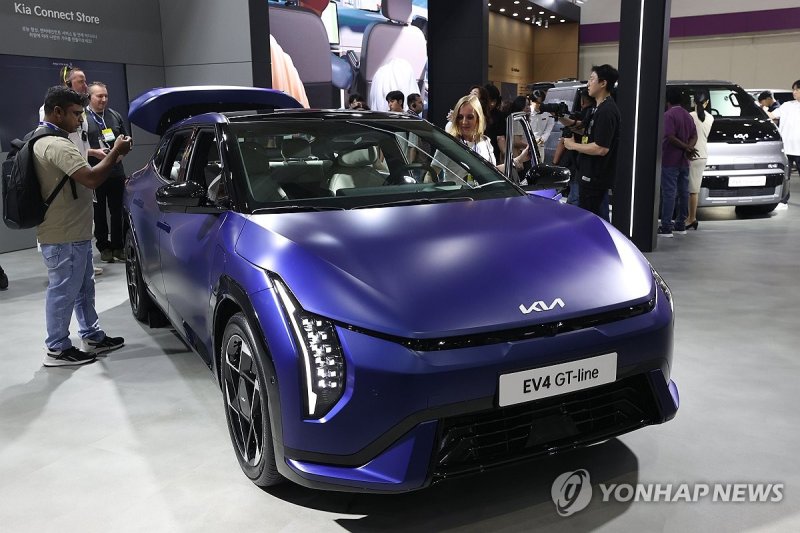 EV 트렌드 코리아 둘러보는 외국 참관객들 (출처=연합뉴스)