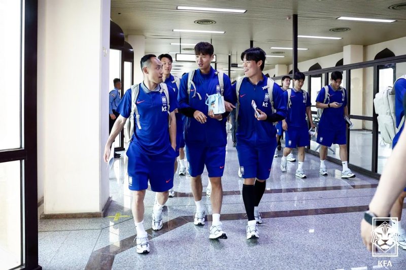 [서울=뉴시스] 정병혁 기자 = 한국 축구대표팀 오현규, 김주성, 문선민이 2일(현지 시간) 이라크 바스라 공항에 도착해 이동하고 있다.(사진=대한축구협회 제공) 2025.06.03. photo@newsis.com *재판매 및 DB 금지