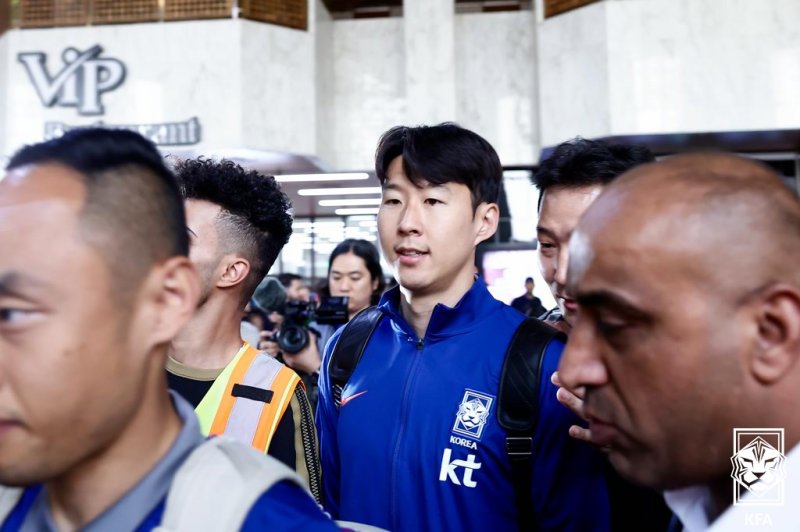 [서울=뉴시스] 정병혁 기자 = 한국 축구대표팀 주장 손흥민이 2일(현지 시간) 이라크 바스라 공항에 도착해 이동하고 있다.(사진=대한축구협회 제공) 2025.06.03. photo@newsis.com *재판매 및 DB 금지