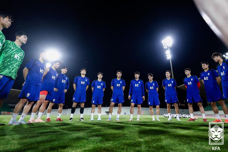[서울=뉴시스] 2026 FIFA 북중미 월드컵 3차 예선 이라크와의 경기를 앞둔 축구대표팀이 3일(현지 시간) 이라크 바스라 알 파이하 스타디움에서 훈련하기 앞서 손흥민의 발언을 듣고 있다. (사진=대한축구협회 제공) 2025.06.04. photo@newsis.com *재판매 및 DB 금지