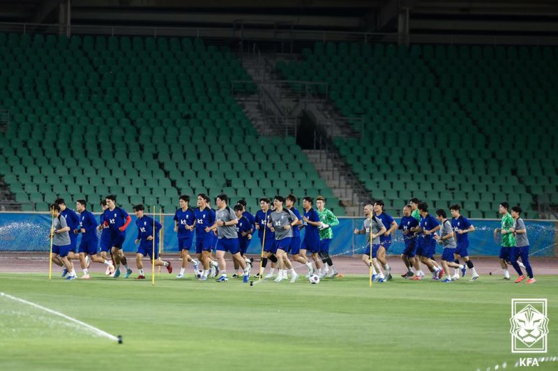 [서울=뉴시스] 2026 FIFA 북중미 월드컵 3차 예선 이라크와의 경기를 앞둔 축구대표팀이 3일(현지 시간) 이라크 바스라 알 파이하 스타디움에서 훈련을 하고 있다. (사진=대한축구협회 제공) 2025.06.04. photo@newsis.com *재판매 및 DB 금지