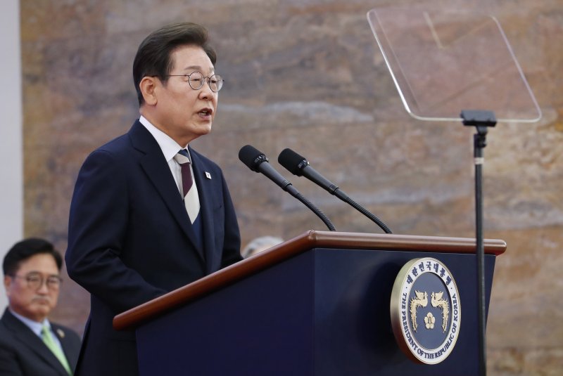 [서울=뉴시스] 국회사진기자단 = 이재명 대통령이 4일 서울 여의도 국회 로텐더홀에서 열린 제21대 대통령 취임 선서식에 참석해 취임사 하고 있다. 2025.06.04. photo@newsis.com