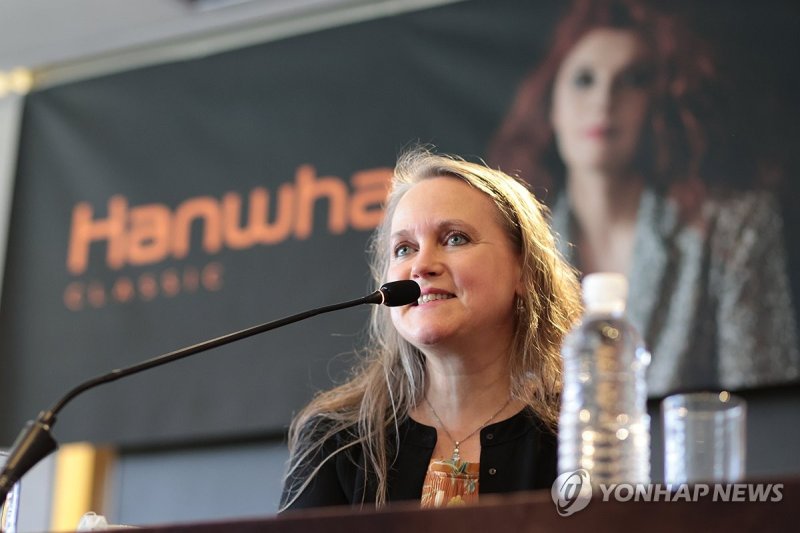 인사말하는 아마릴리스 앙상블의 엘로이즈 가이야르 (출처=연합뉴스)