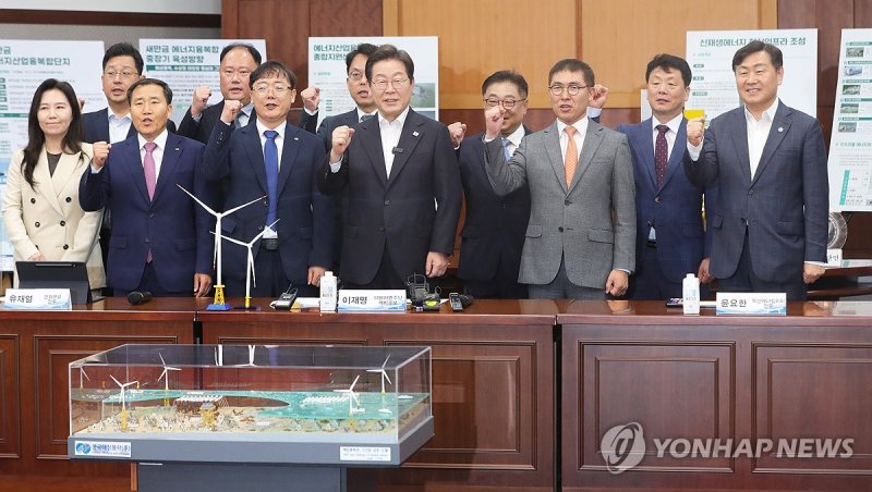 이재명 경선 후보, 새만금33센터에서 기념촬영 (출처=연합뉴스)