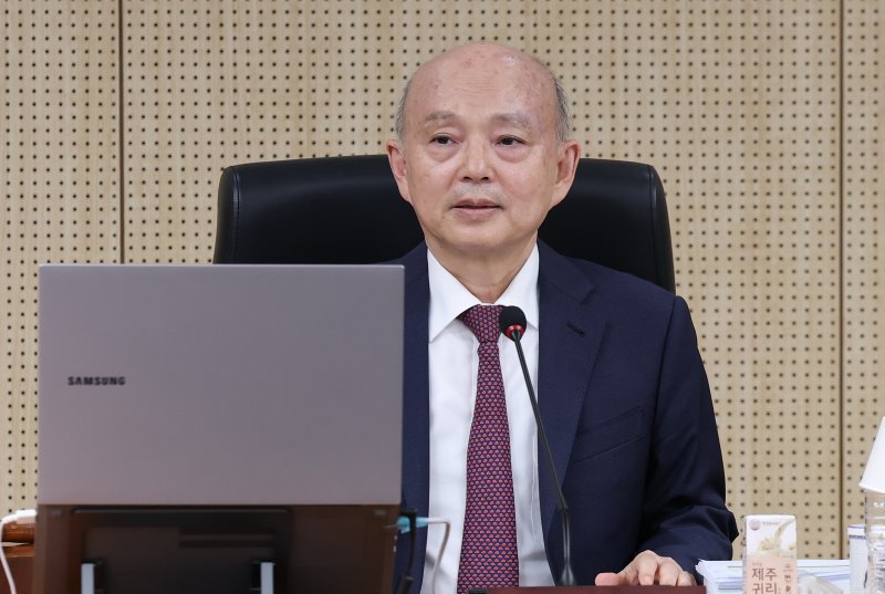 안창호 국가인권위원장이 26일 오후 서울 중구 국가인권위원회 회의실에서 열린 제11차 전원위원회 회의에서 생각에 잠겨 있다. 2025.5.26/뉴스1 ⓒ News1 오대일 기자