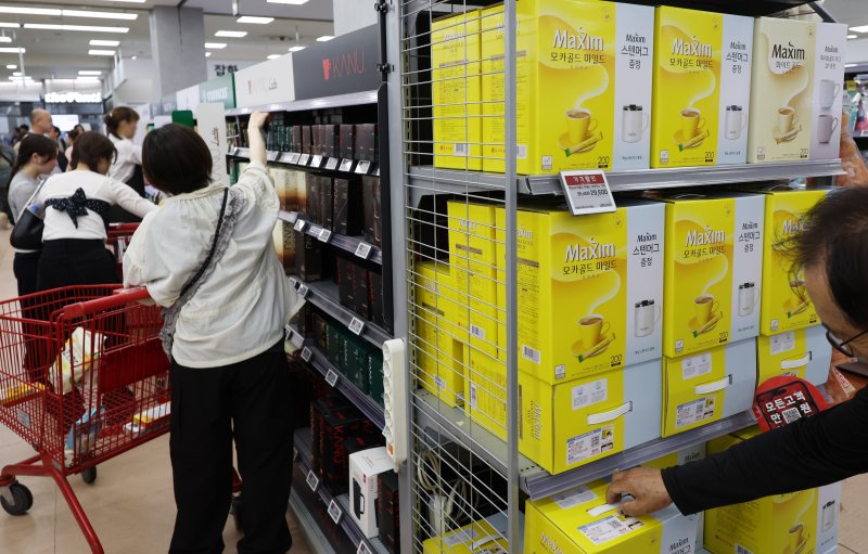 [서울=뉴시스] 조수정 기자 = 23일 서울 시내 한 대형마트에서 소비자들이 동서식품 인스턴트 커피를 고르고 있다. 동서식품은 오는 30일부터 인스턴트 커피, 커피믹스, 커피음료 등 제품의 출고 가격을 평균 7.7% 인상한다. 이번 조정으로 맥심 모카골드 등 커피믹스 제품과 카누 아메리카노 등 인스턴트 원두커피는 평균 9%, 맥심 티오피·맥스웰하우스 RTD 등 커피 음료는 평균 4.4% 오른다. 가격 인상은 이상기후로 주요원두생산국의 수확량이 급감하면서 국제원두가격이 수년째 오르고 있어서다. 한국농수산식품유통공사(aT)에 따르면 최