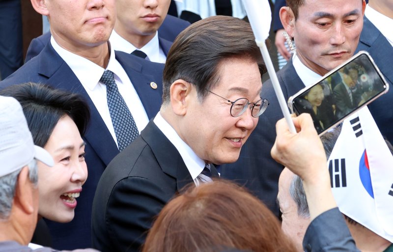 이재명 대통령과 김혜경 여사가 4일 오전 인천시 계양구 자택에서 나오며 환송나온 시민들과 인사를 하고 있다. 2025.6.4/뉴스1 ⓒ News1 김명섭 기자