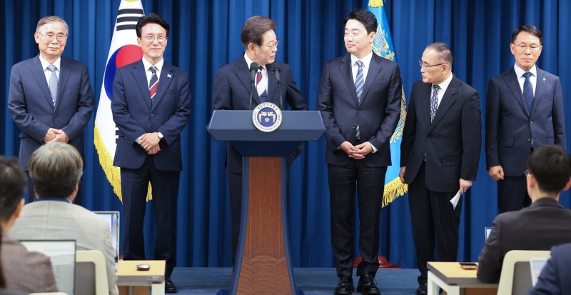 이재명 대통령이 4일 서울 용산구 대통령실 청사 브리핑룸에서 국무총리와 국정원장, 대통령 비서실장 등 인선발표 중 임명자들과 대화하고 있다. 국무총리 후보자로는 김민석 국회의원, 국정원장 후보자로는 이종석 전 통일부장관이 지명됐다. 대통령 비서실장으로는 강훈식 국회의원, 안보실장에는 위성락 국회의원이 임명됐고, 경호처장은 황인권 전 육군 대장, 대변인은 강유정 국회의원이 임명됐다. 2025.6.4/뉴스1 ⓒ News1 허경 기자