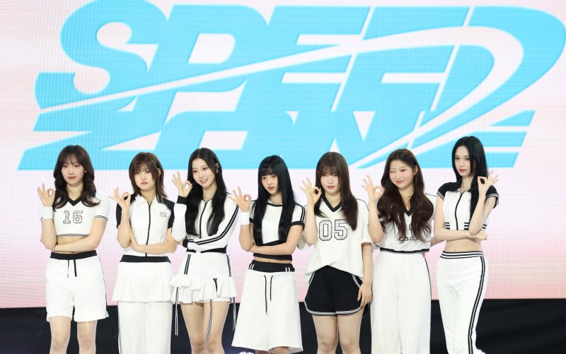 그룹 유스피어(USPEER)의 소이(왼쪽부터)와 채나, 다온, 시안, 서유, 로아, 여원이 4일 서울 마포구 SBS 프리즘타워에서 가진 첫 싱글 '스피드 존'(SPEED ZONE) 발매 쇼케이스에서 포즈를 취하고 있다. 2025.6.4/뉴스1 ⓒ News1 권현진 기자
