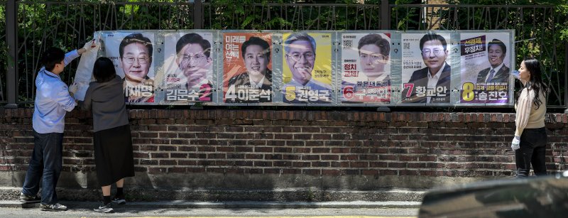 [서울=뉴시스] 정병혁 기자 = 제21대 대통령 선거가 끝난 4일 서울 종로구 예술가의 집 앞에서 서울시선거관리위원회 직원들이 선거 벽보를 철거하고 있다. 2025.06.04. jhope@newsis.com