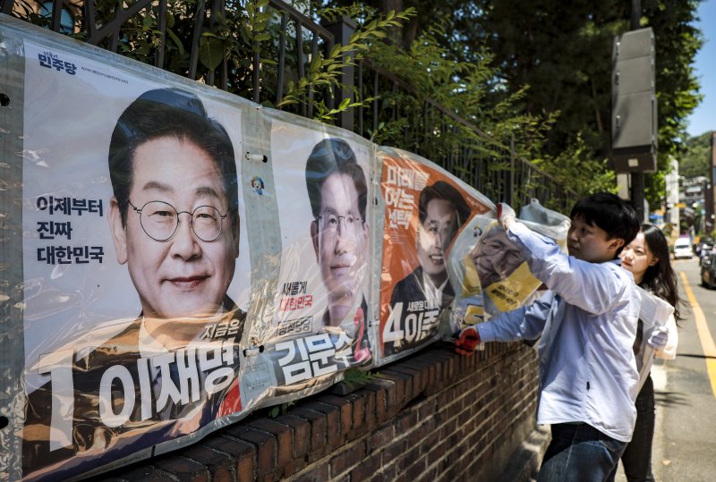 [서울=뉴시스] 정병혁 기자 = 제21대 대통령 선거가 끝난 4일 서울 종로구 예술가의 집 앞에서 서울시선거관리위원회 직원들이 선거 벽보를 철거하고 있다. 2025.06.04. jhope@newsis.com