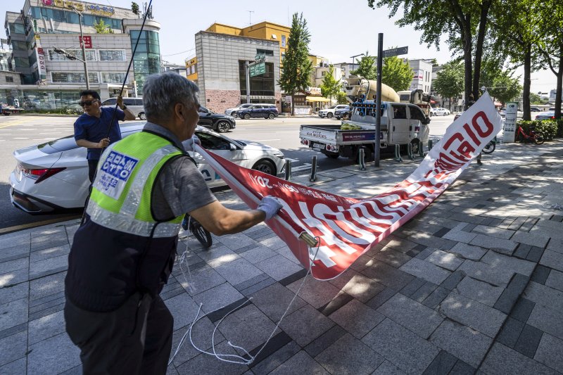[서울=뉴시스] 정병혁 기자 = 제21대 대통령 선거가 끝난 4일 서울 종로구 광화문네거리에서 종로구청 관계자들이 선거 현수막을 철거하고 있다. 2025.06.04. jhope@newsis.com