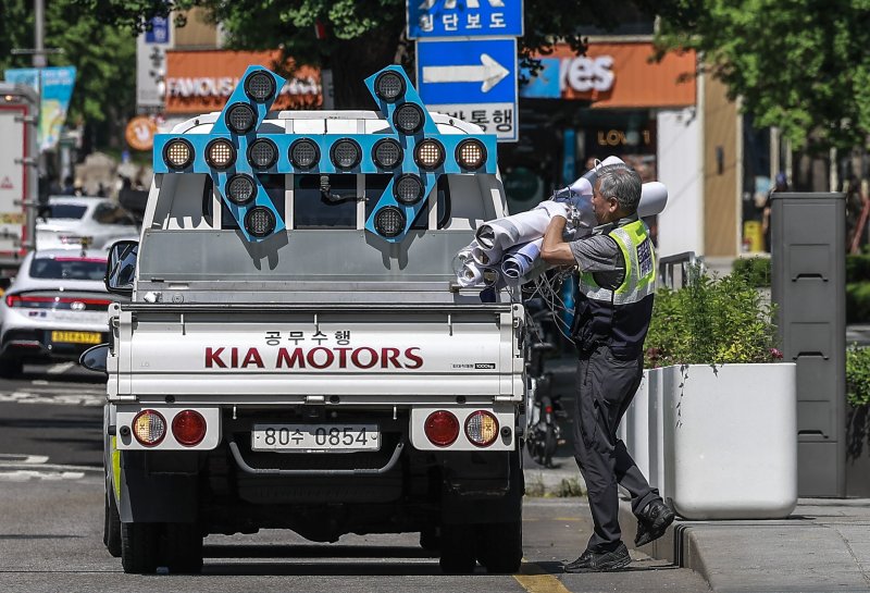 [서울=뉴시스] 정병혁 기자 = 제21대 대통령 선거가 끝난 4일 서울 종로구 광화문네거리에서 종로구청 관계자들이 선거 현수막을 철거하고 있다. 2025.06.04. jhope@newsis.com