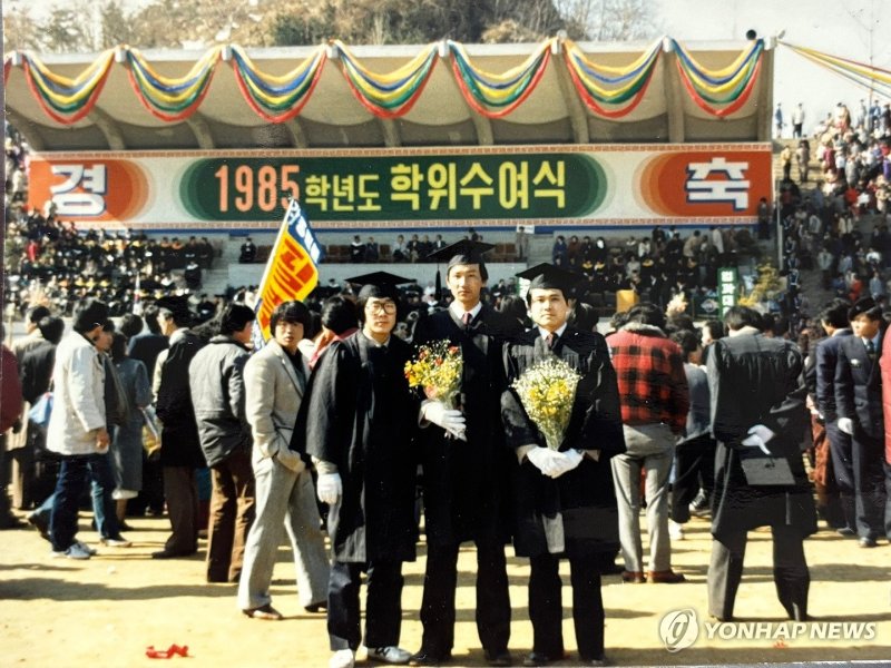 중앙대 졸업식 기념사진 찍은 이재명 (출처=연합뉴스)