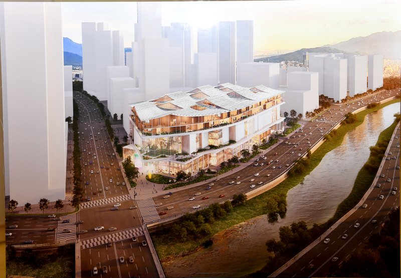 [광주=뉴시스] 류형근 기자 = 22일 오전 광주 서구 광주시청 비즈니스룸에서 전방·일신방직터에 조성되는 '더현대광주' 건축 디자인이 공개되고 있다. '더현대광주'는 건축계의 노벨상 격인 프리츠커상을 수상한 건축가 헤르조그&드 뫼롱이 설계한다. 2024.05.22. photo@newsis.com