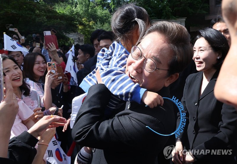 이재명 대통령, 어린이와 함께 (출처=연합뉴스)