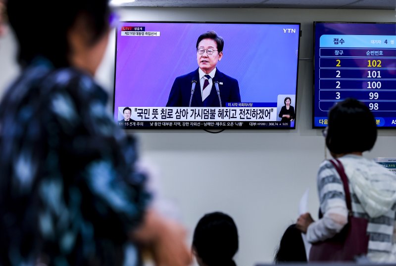 제21대 대한민국 대통령으로 이재명 대통령이 당선된 4일 서울시내 대학병원에서 환자들이 TV를 통해 중계되는 취임선서를 바라보고 있다. 뉴시스