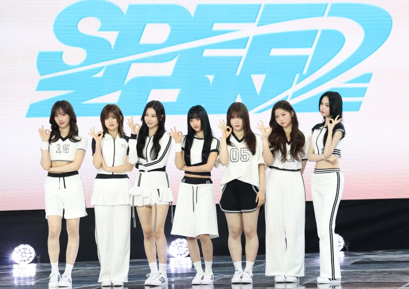 그룹 유스피어(USPEER)의 소이(왼쪽부터)와 채나, 다온, 시안, 서유, 로아, 여원이 4일 서울 마포구 SBS 프리즘타워에서 가진 첫 싱글 '스피드 존'(SPEED ZONE) 발매 쇼케이스에서 포즈를 취하고 있다. 2025.6.4/뉴스1 ⓒ News1 권현진 기자