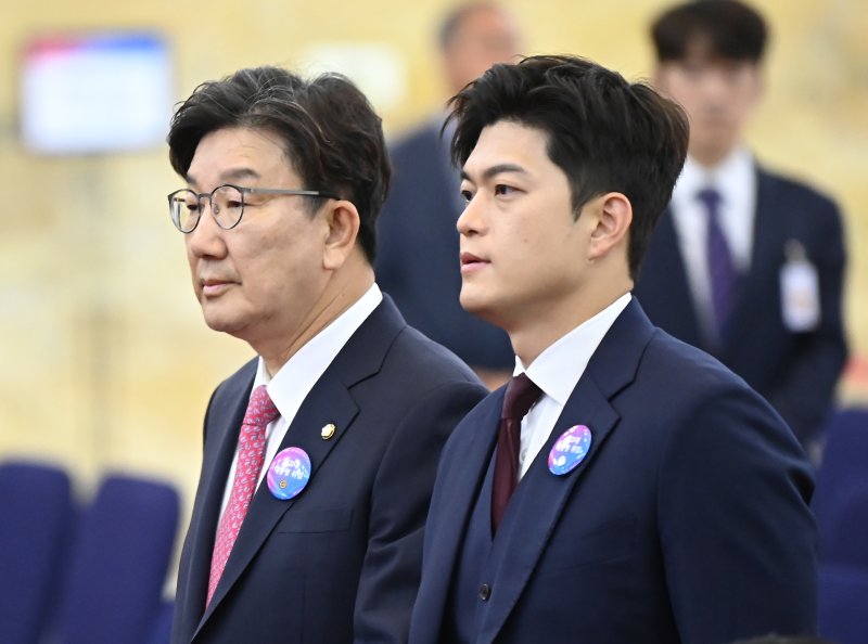 국민의힘 김용태 비상대책위원장과 권성동 원내대표가 4일 오전 서울 여의도 국회의사당에서 열린 제21대 대통령 취임선서에 참석하고 있다. 2025.6.4/뉴스1 ⓒ News1 국회사진기자단