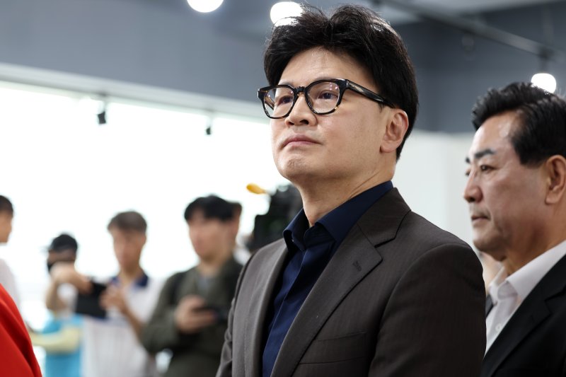한동훈 전 국민의힘 대표가 제21대 대통령 선거 사전투표 첫날인 29일 광주 동구 창업지원센터에 위치한 서남동 사전투표소에서 투표 순서를 기다리고 있다. 2025.5.29/뉴스1 ⓒ News1 이승현 기자
