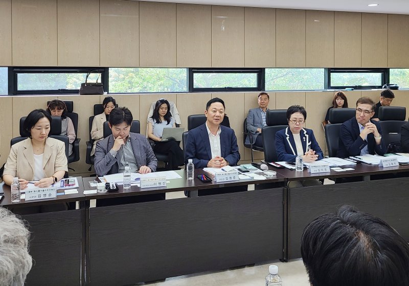 김동준 기획재정부 원스톱 수출·수주지원단 부단장이 4일 오후 제주시 제주경제통상진흥원에서 열린 '제주시 관세대응 원스톱 수출 119 간담회'에서 모두발언을 하고 있다. (기획재정부 제공)