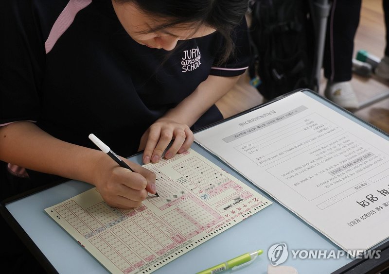 마킹하는 수험생 (출처=연합뉴스)
