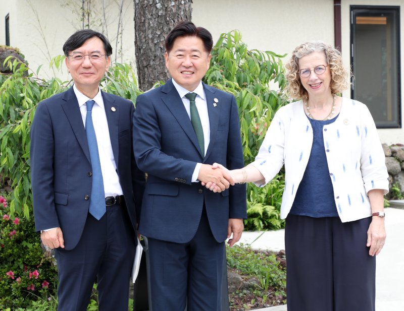 오영훈 제주지사와 잉거 안데르센 유엔환경계획(UNEP) 사무총장(제주도 제공. 재판매 및 DB금지)/뉴스1