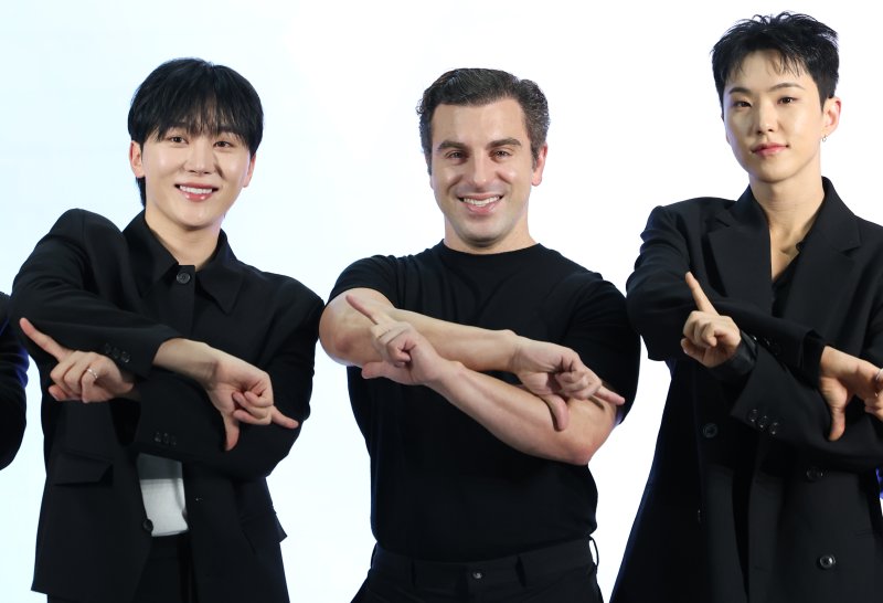 그룹 세븐틴의 승관(왼쪽부터)과 브라이언 체스키 에어비앤비 공동창업자 겸 CEO, 호시가 4일 오후 서울 용산구 한화손해보험 한남사옥에서 열린 에어비앤비 포토행사에 참석해 포즈를 취하고 있다. 2025.6.4/뉴스1 ⓒ News1 권현진 기자