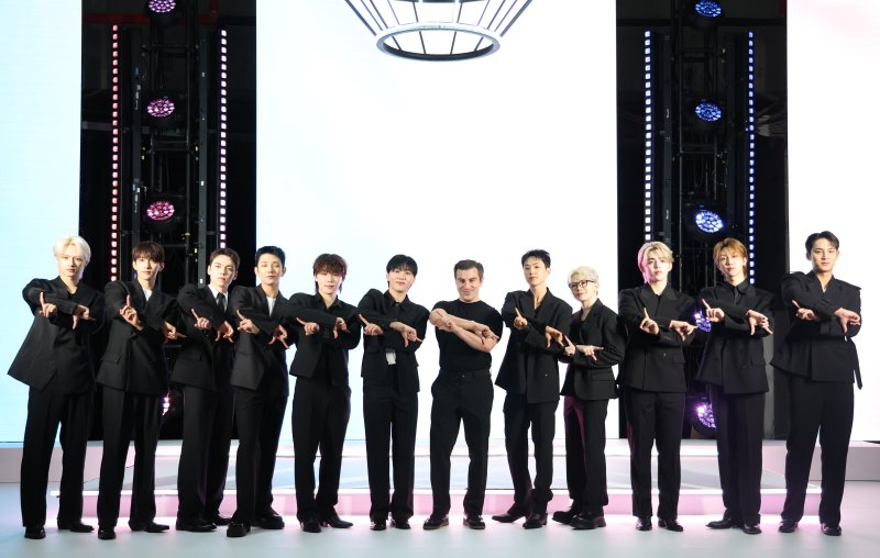 브라이언 체스키 에어비앤비 공동창업자 겸 CEO(왼쪽 일곱번째)와 그룹 세븐틴이 4일 오후 서울 용산구 한화손해보험 한남사옥에서 열린 에어비앤비 포토행사에 참석해 포즈를 취하고 있다. 2025.6.4/뉴스1 ⓒ News1 권현진 기자