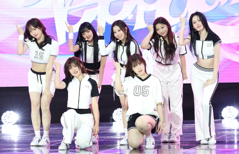 그룹 유스피어(USPEER)의 이 4일 서울 마포구 SBS 프리즘타워에서 가진 첫 싱글 '스피드 존'(SPEED ZONE) 발매 쇼케이스에서 타이틀곡 '텔레파시'(Telepathy)를 선보이고 있다. 2025.6.4/뉴스1 ⓒ News1 권현진 기자