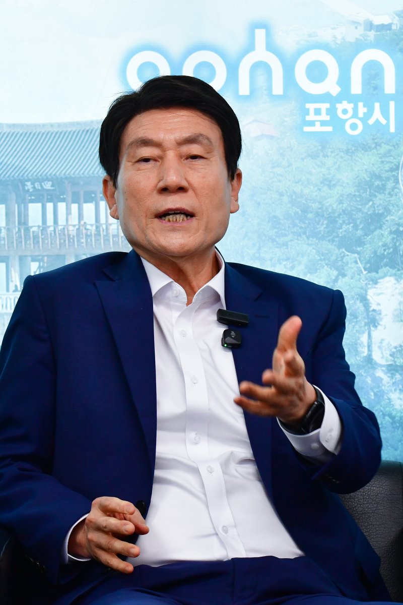 이강덕 경북 포항시장이 4일 시청 브리핑룸에서 이재명 대통령 정부 출범과 관련 포스텍 의대와 영일만대교, 철강산업위기 대응 특별법 등 지역 에 필요한 각종 현안들이 차질없이 진행될 수 있도록 지원 요청을 하고 있다. 2025.6.4/뉴스1 ⓒ News1 최창호 기자
