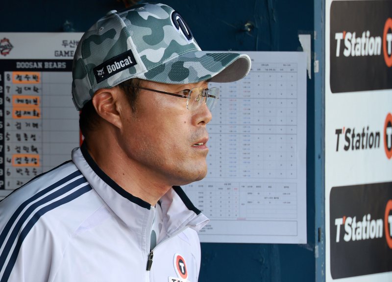 조성환 두산 베어스 감독대행이 3일 오후 서울 송파구 잠실야구장에서 열린 프로야구 '2025 신한 SOL뱅크 KBO 리그' KIA 타이거즈와 두산 베어스의 경기를 지켜보고 있다. 2025.6.3/뉴스1 ⓒ News1 김진환 기자