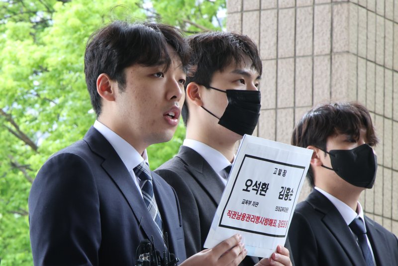 [과천=뉴시스] 김금보 기자 = 이선우 대한 의과대학·의학전문대학원 학생협회 비상대책위원장이 지난달 9일 경기 과천시 정부과천청사 민원실 앞에서 교육부 오석환 차관과 김홍순 의대교육지원관을 직권남용권리행사방해죄, 강요죄 등으로 고위공직자범죄수사처에 고발하기에 앞서 기자회견을 하는 모습. 2025.05.09. kgb@newsis.com