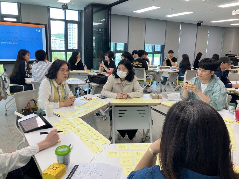 [대전=뉴시스] 대전시는 4일 한밭대학교 창의혁신관에서 대전시소 시민제안가들과 공공행정학과 학생들이 함께 '청년유출'을 주제로 한 정책 워크숍을 가졌다. (사진=대전시 제공) 2025.06.04. photo@newsis.com *재판매 및 DB 금지