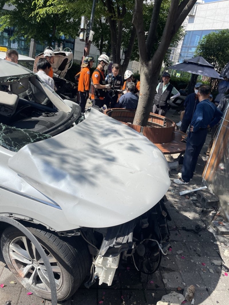 인도로 돌진한 택시 (출처=연합뉴스)