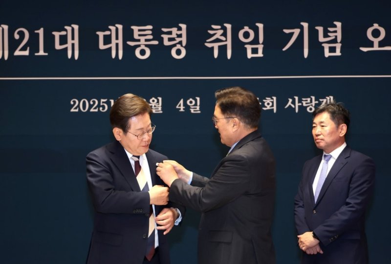 李대통령에게 진관사 태극기 배지 달아주는 우의장 (출처=연합뉴스)