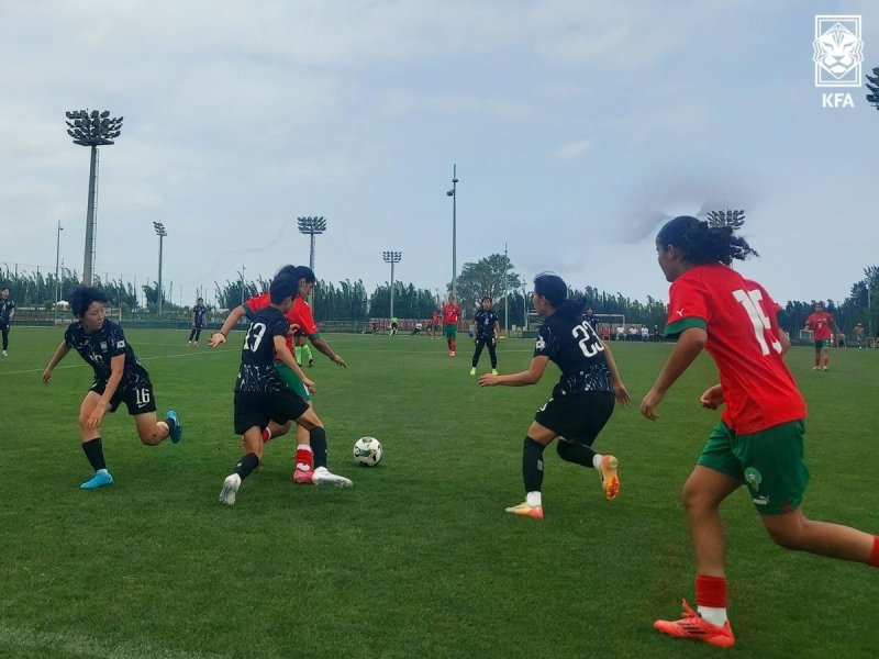 한국(검은색 유니폼)과 모로코 여자 U-17 대표팀 간 친선대회 경기 장면. (출처=연합뉴스)